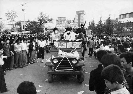 계엄군에 의해 희생된 시민을 도청 앞 분수대로 운구하는 시위대(1980)
